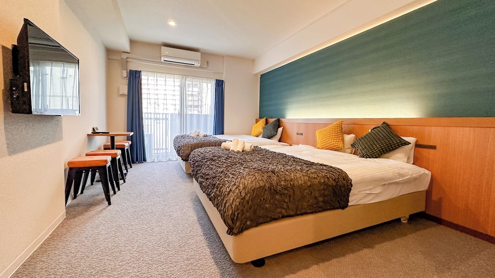 デラックス 4 人部屋 クイーンベッド 2 台 禁煙 客室6 | 住一難波南新今宮店