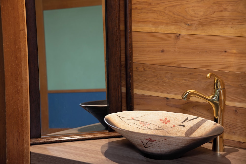 和室12畳 バス・トイレ付 禁煙 リビング エリア0 | 玄海旅館