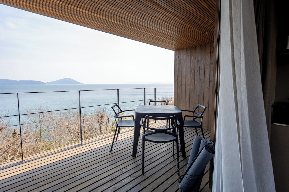 シグネチャー ツインルーム ダブルベッド 2 台 禁煙 シービュー 客室1 | 千年オリーブテラス for your wellness