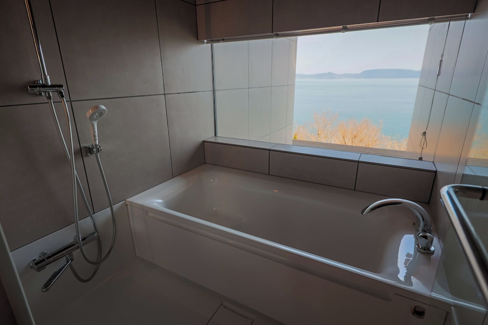 デラックス トリプルルーム 禁煙 シービュー バスルーム0 | 千年オリーブテラス for your wellness