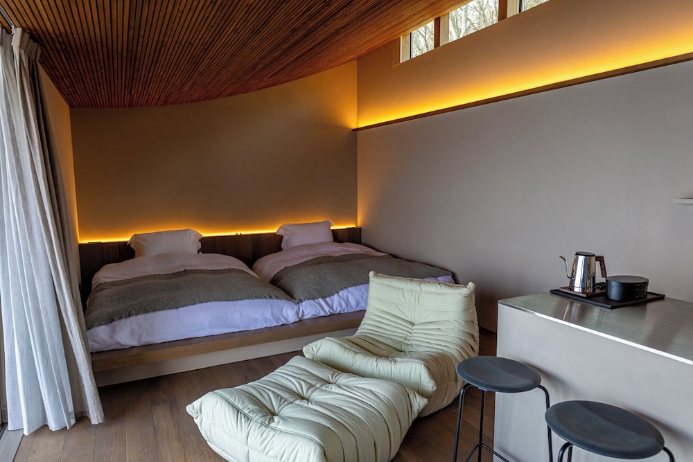 デラックス ツインルーム ダブルベッド 2 台 禁煙 シービュー 客室1 | 千年オリーブテラス for your wellness