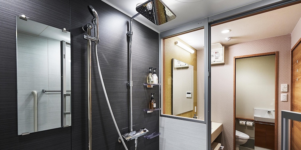 デラックス トリプルルーム リバービュー バスルーム2 | 井筒ホテル 高瀬川別邸