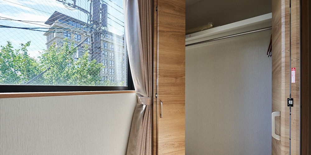 デラックス ツインルーム リバービュー 客室1 | 井筒ホテル 高瀬川別邸