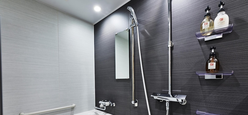 デラックス トリプルルーム リバービュー バスルーム1 | 井筒ホテル 高瀬川別邸