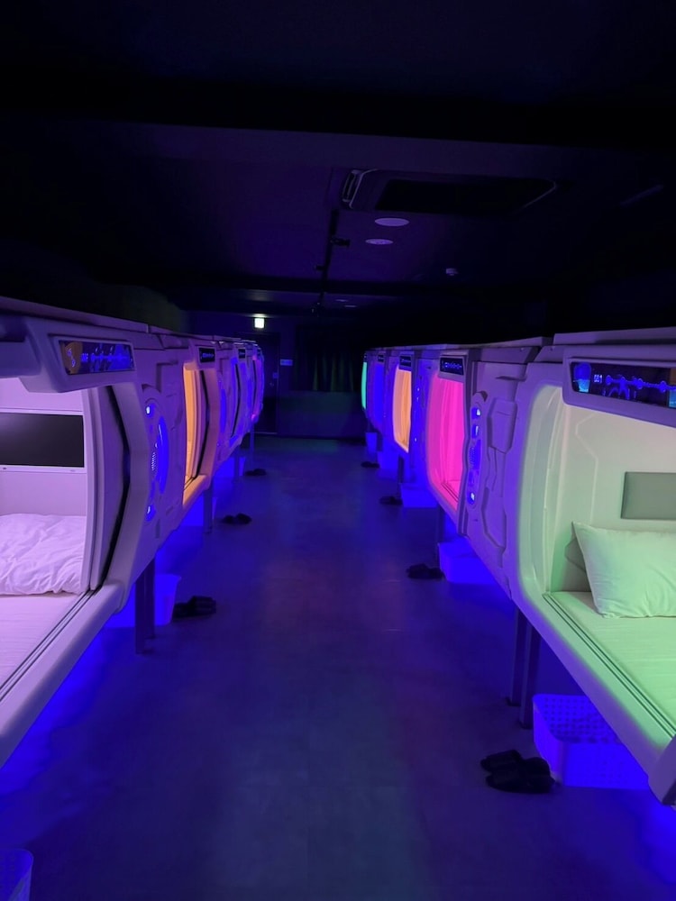 スタンダード ダブルカプセルルーム (1 名様利用) 禁煙 共用バスルーム リビング エリア0 | HOTEL GALAXY POD