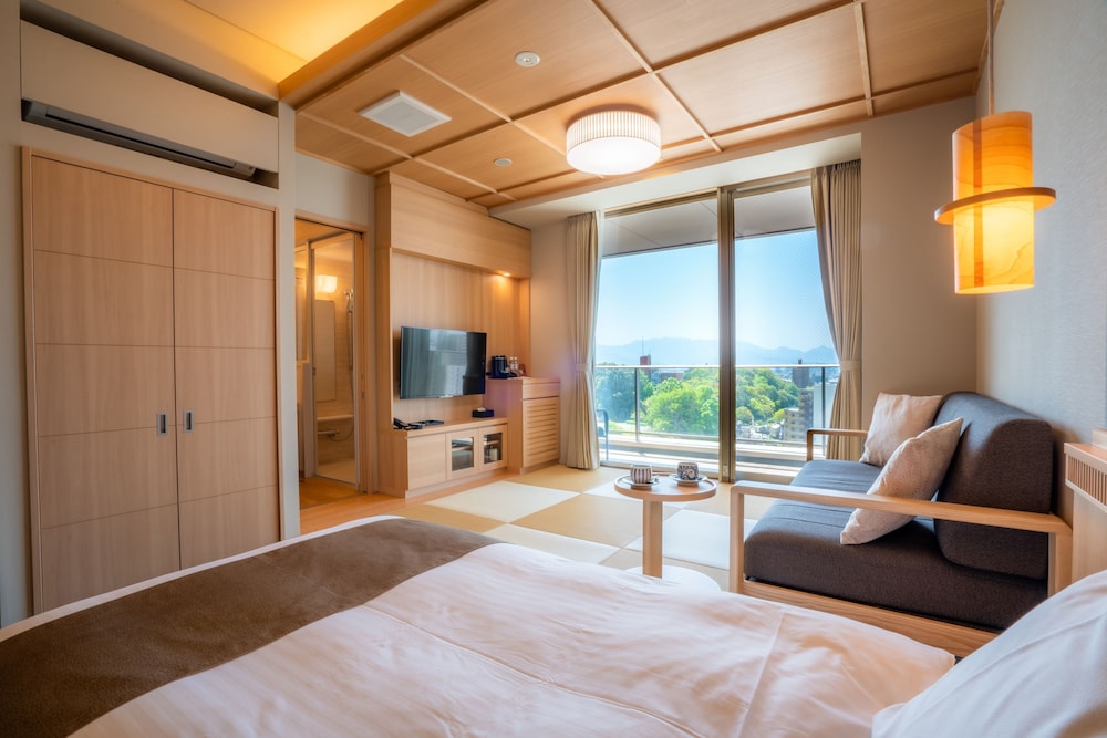 スーペリア ツインルーム バルコニー | 道後温泉 ホテル古湧園 遥