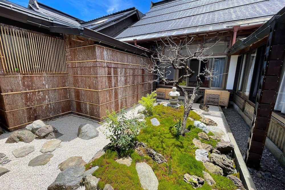 スーペリア ツインルーム ガーデンビュー 部屋からの景観1 | 高野山 宿坊 桜池院
