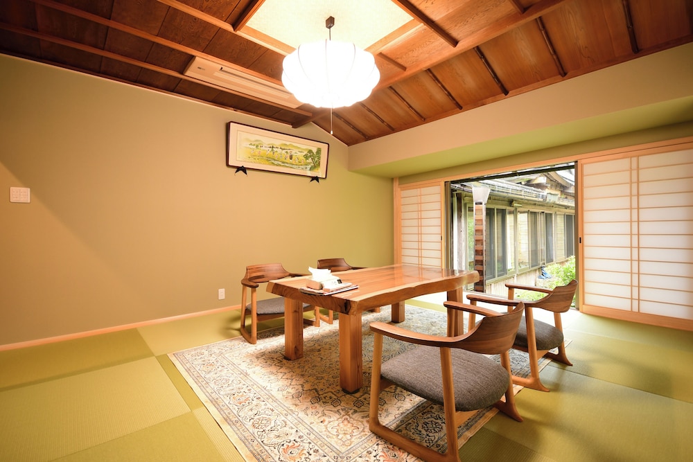 デラックス ルーム ガーデンビュー リビング エリア0 | 高野山 宿坊 桜池院
