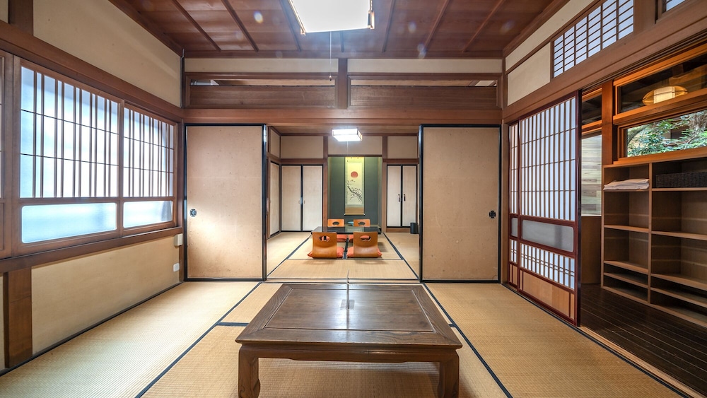 トラディショナル ハウス リバービュー リビング エリア1 | WAT RESORT 飛騨まちやど桜