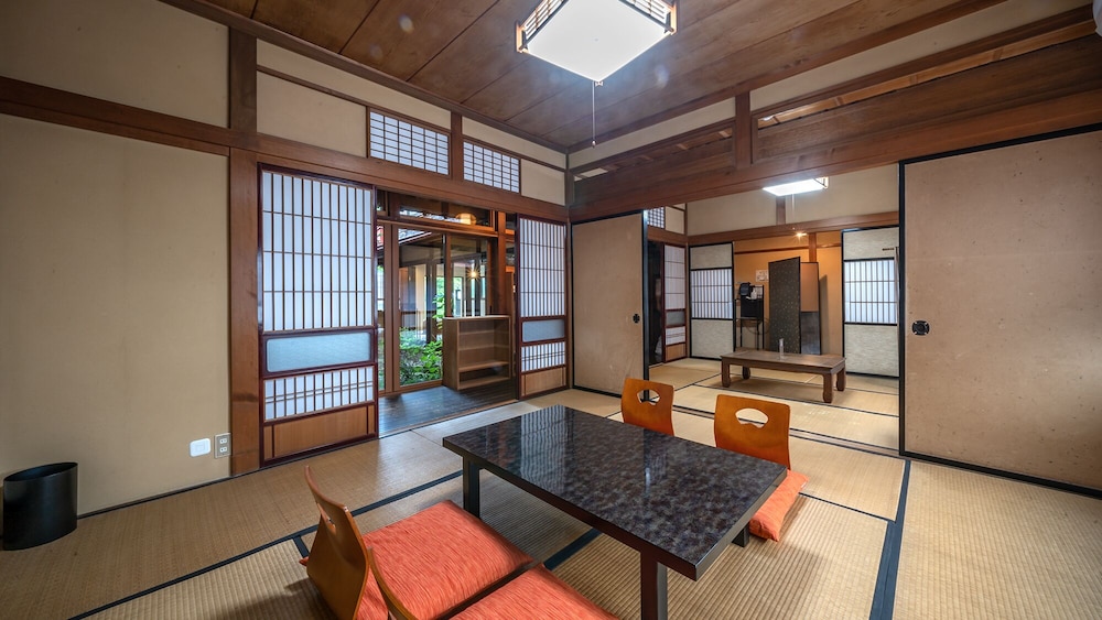 トラディショナル ハウス リバービュー リビング エリア2 | WAT RESORT 飛騨まちやど桜