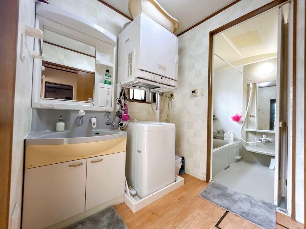 コンドミニアム 4 ベッドルーム キッチン シティビュー バスルーム2 | コンドミニアムパレスリゾート北谷オーシャンビュー