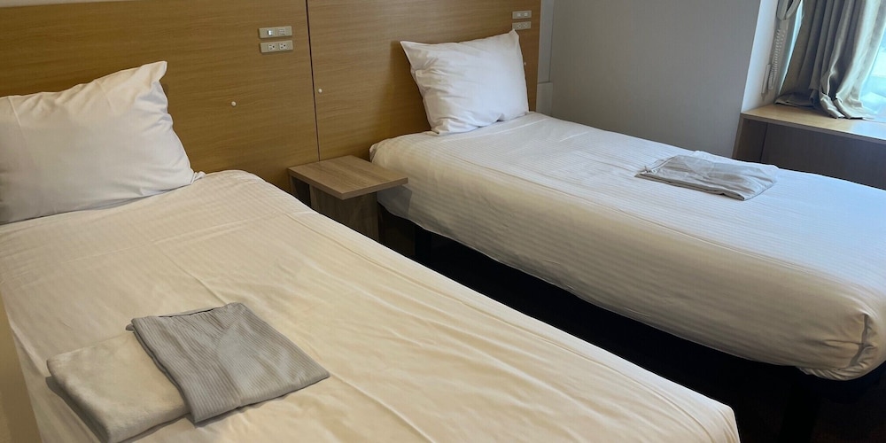 ツインルーム シングルベッド 2 台 禁煙 客室1 | レンブラントイン青森