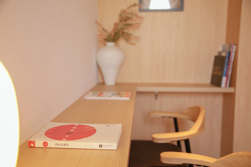 スーペリア アパートメント リビング エリア2 | MKG Home芝