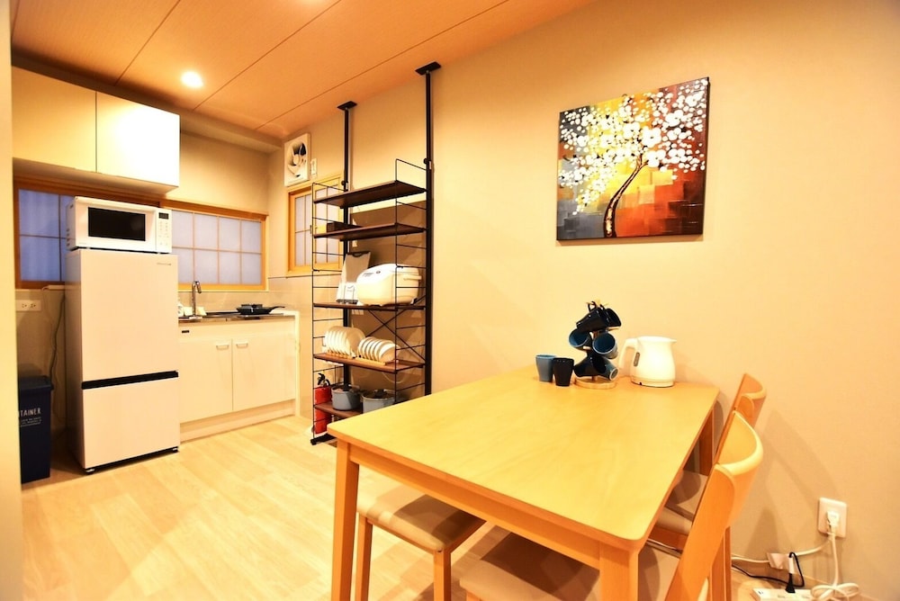 デラックス ハウス 2 ベッドルーム 禁煙 簡易キッチン リビング エリア6 | Tamatsukan