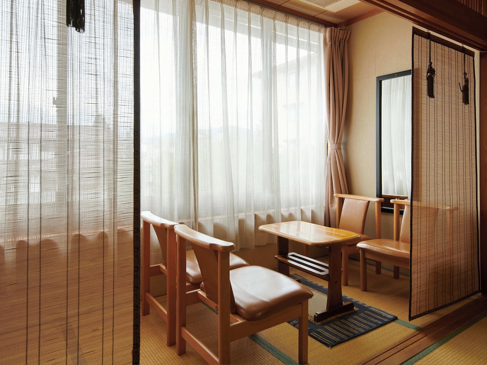 [禁煙] 和室12畳 [広縁バストイレ付き] 客室4 | 緑風苑きよはる