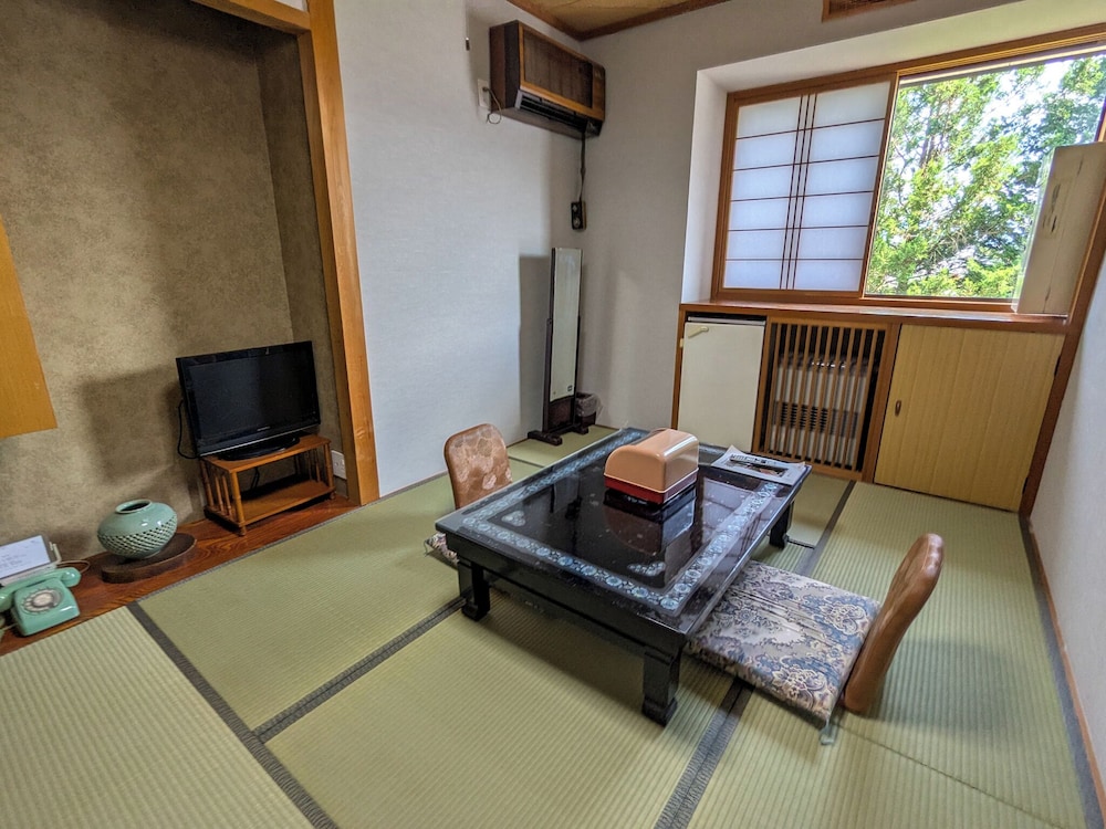 [禁煙] 和室7.5畳 [トイレ洗面付き] 客室6 | 緑風苑きよはる