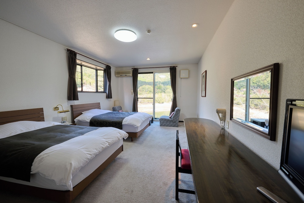 デラックス ダブルまたはツインルーム 2 ベッドルーム 禁煙 客室3 | ホテル白竜湖リゾート