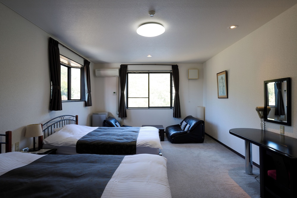 デラックス ダブルまたはツインルーム 2 ベッドルーム 禁煙 客室2 | ホテル白竜湖リゾート