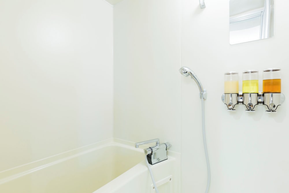 トリプルルーム バスルーム0 | Kago #34 Tokyo by Shukuba Hotel