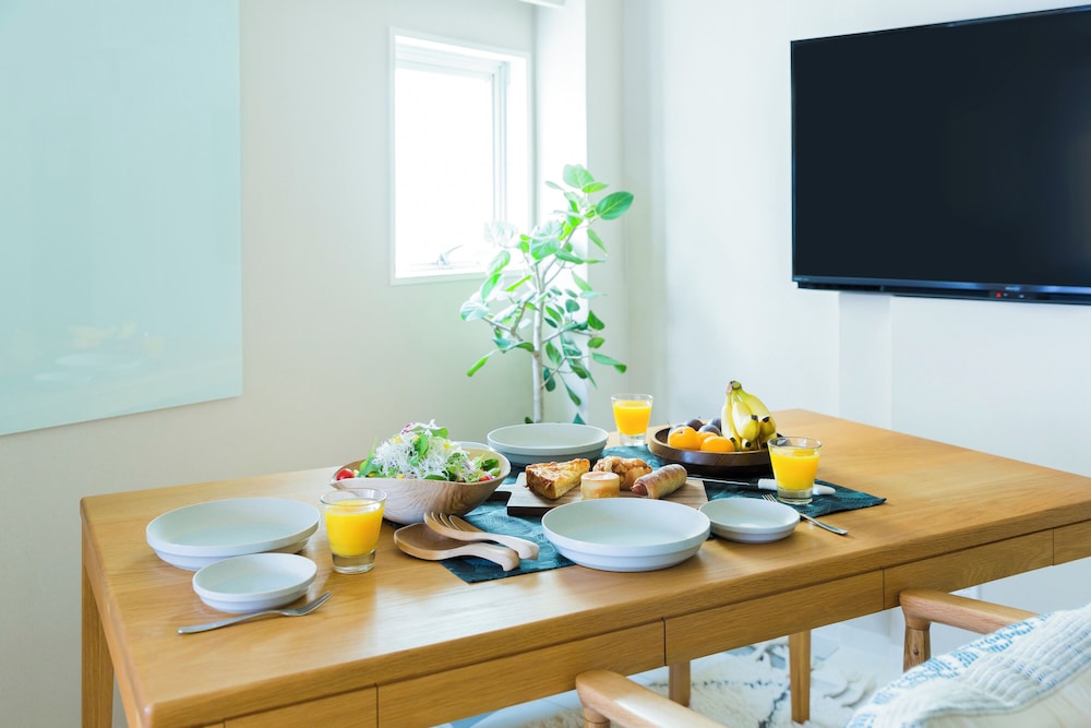 トリプルルーム リビング エリア1 | Kago #34 Tokyo by Shukuba Hotel