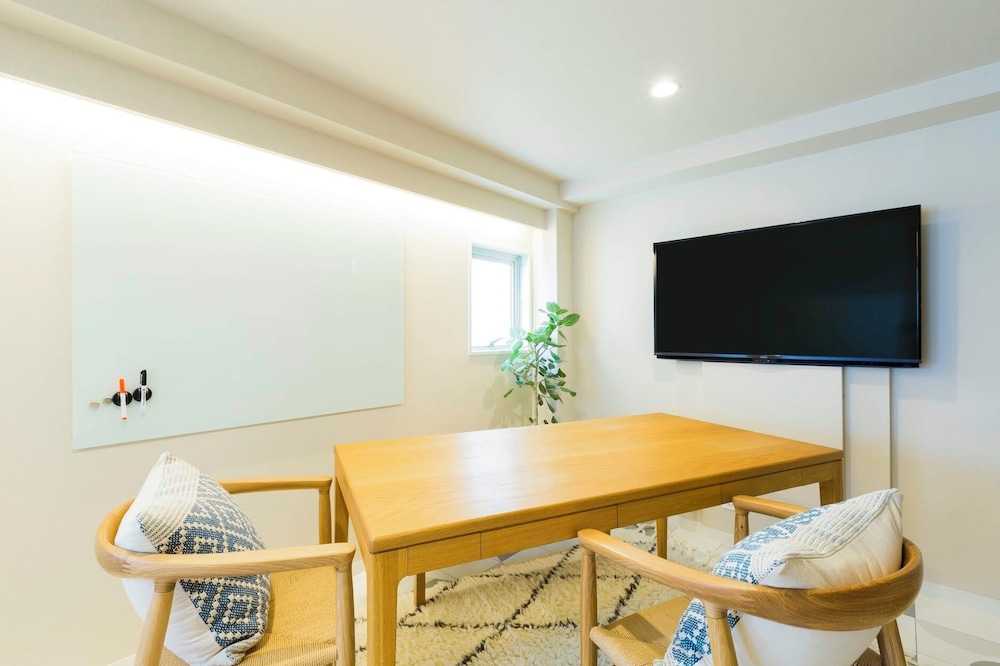 トリプルルーム リビング エリア0 | Kago #34 Tokyo by Shukuba Hotel