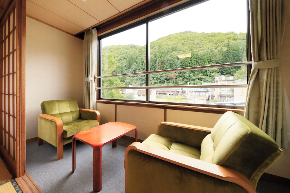 【和洋室】和室10畳＋ツインルーム＋広縁（禁煙・シャワー付） 部屋からの景観0 | ホテル加賀助