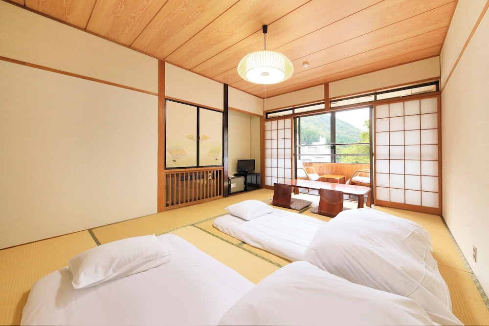 【山側10畳】当館スタンダードの和室（禁煙・シャワー付） | ホテル加賀助