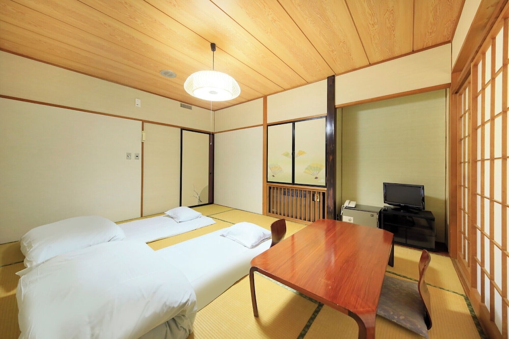【山側10畳】当館スタンダードの和室（禁煙・シャワー付） 客室2 | ホテル加賀助