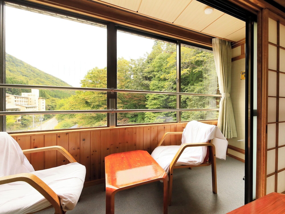 【山側10畳】当館スタンダードの和室（禁煙・シャワー付） 客室3 | ホテル加賀助