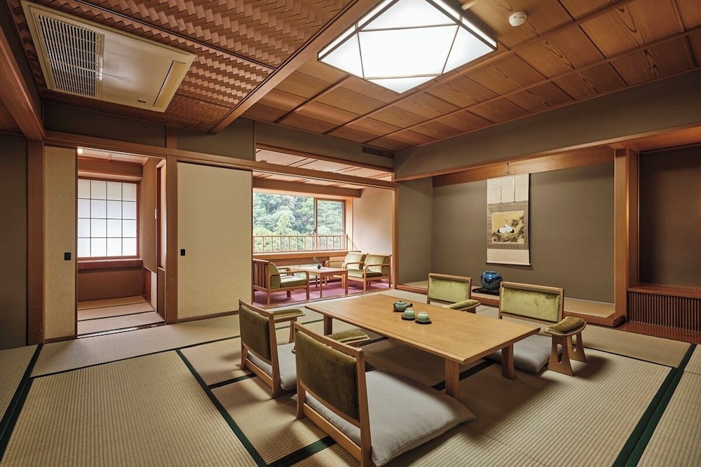 [禁煙] 和室12.5畳 (川側） | 山水館 川湯みどりや