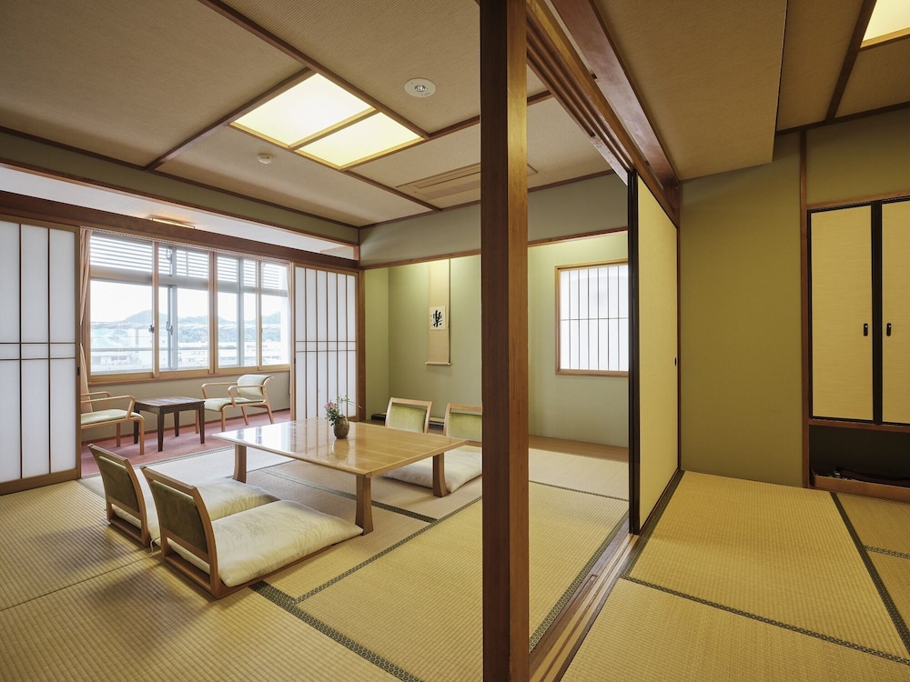 [喫煙可] 10畳+6畳和室 海側 | 万清楼