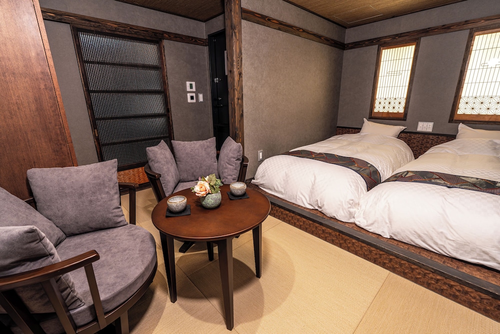 大黒天ノ間(信楽風呂付き特別室/ツイン) 客室1 | 京都の宿 ぎをんの月