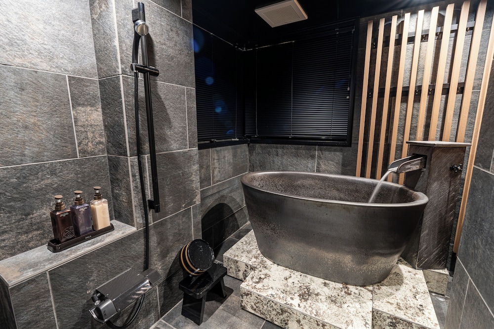 大黒天ノ間(信楽風呂付き特別室/ツイン) バスルーム0 | 京都の宿 ぎをんの月