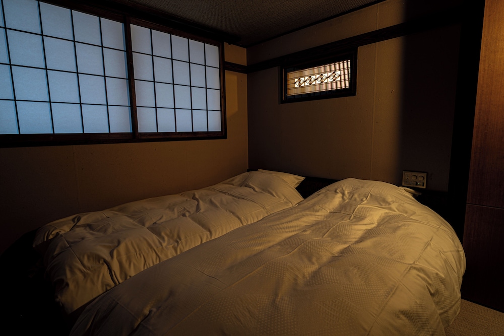 舞姫ノ間(部屋食/ツイン)(風呂なし) 客室1 | 京都の宿 ぎをんの月