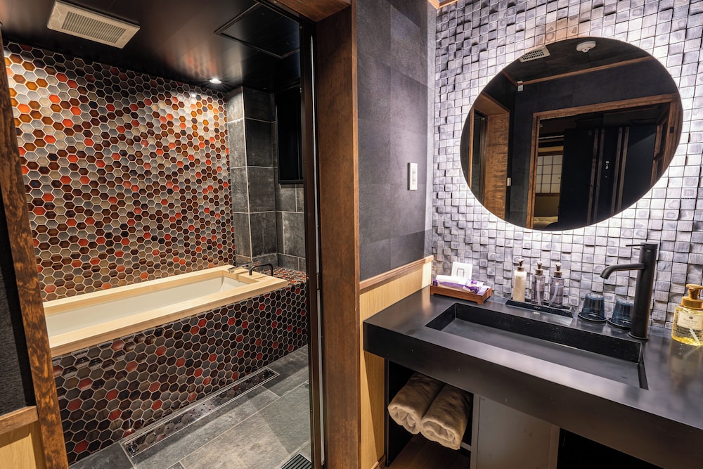 祇園ノ間(御風呂付き特別室/ツイン) バスルーム1 | 京都の宿 ぎをんの月