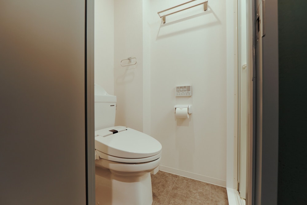 ダブルルーム バスルーム1 | R Hotel Namba Daikokucho