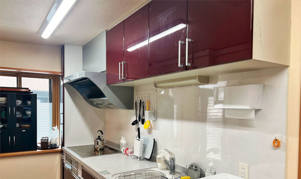 共用キッチン設備1 | Jinya Sunset Inn by Murasaki 共用キッチン設備1 | Jinya Sunset Inn by Murasaki