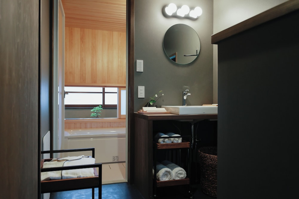 ほたる 一棟貸し 禁煙 (フロント施設から0.4km) バスルーム0 | 八百熊川