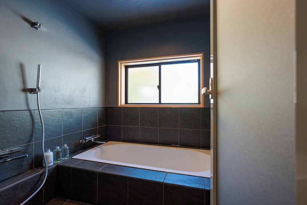 やまね 一棟貸し 禁煙(フロント施設から0km) バスルーム1 | 八百熊川