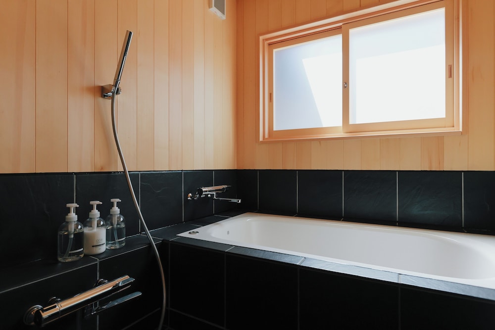 ひばり 部屋貸し 禁煙(フロント施設から0.4km) バスルーム0 | 八百熊川