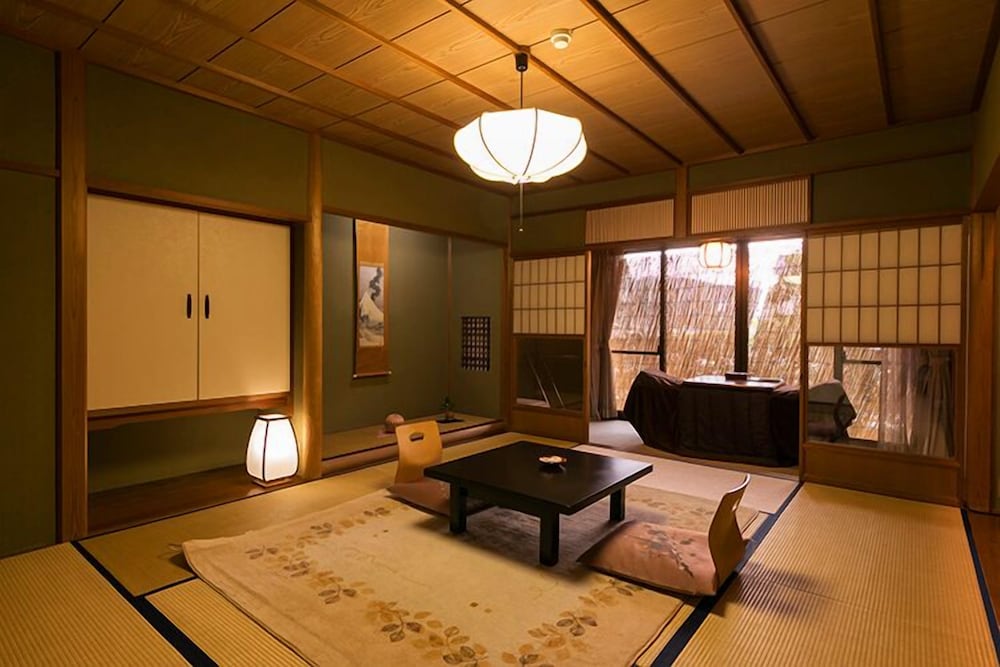 スタンダード 4 人部屋 客室1 | 金沢湯涌温泉湯の出