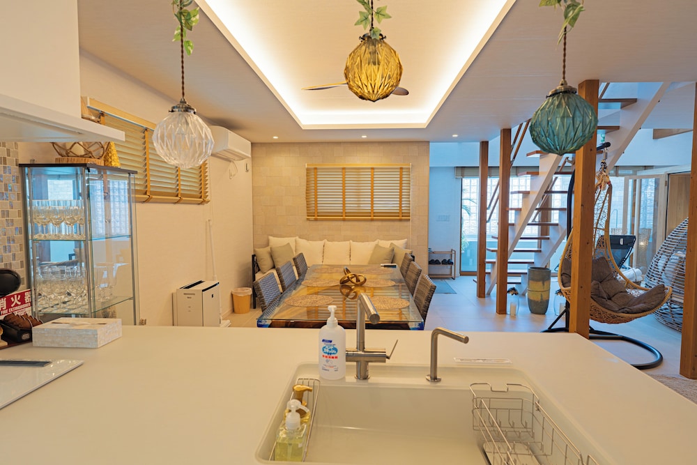 プレミアム ヴィラ 客室内のダイニングエリア3 | ReVIERA Resort Villa