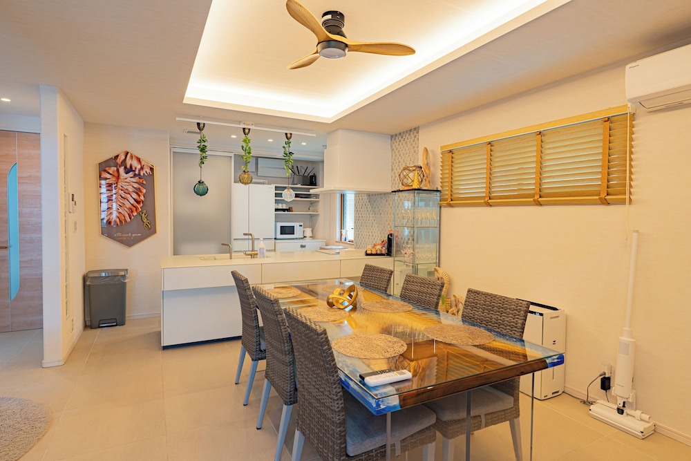 プレミアム ヴィラ 客室内のダイニングエリア0 | ReVIERA Resort Villa