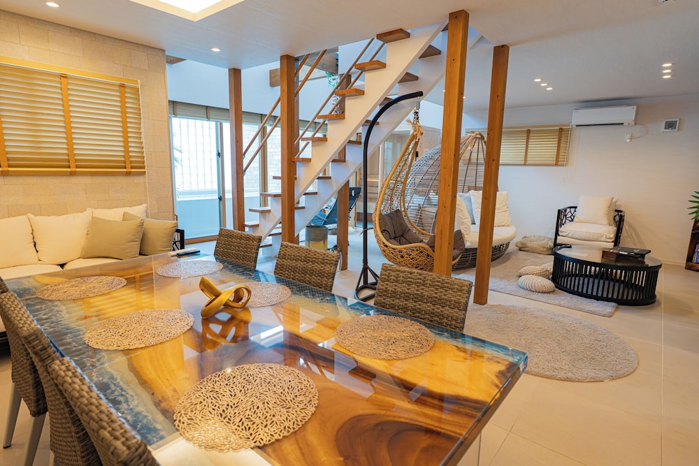 プレミアム ヴィラ 客室内のダイニングエリア1 | ReVIERA Resort Villa