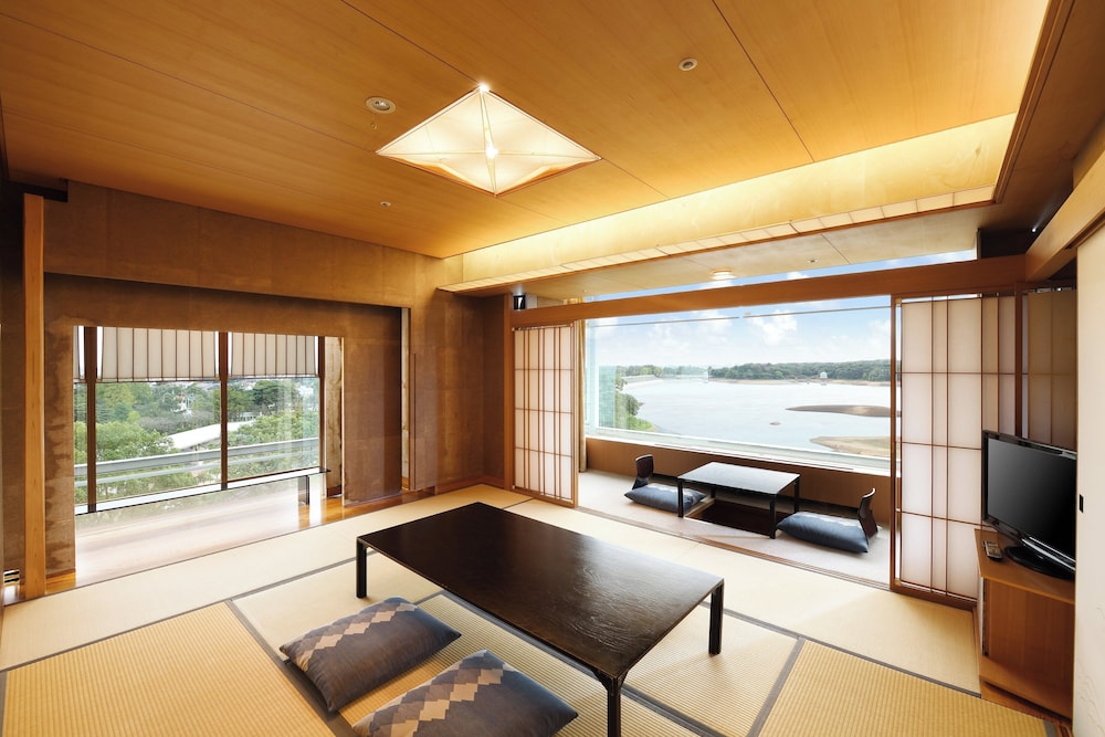 お部屋おまかせ 和洋室 (10畳+ツイン) 禁煙 | 中国割烹旅館 掬水亭