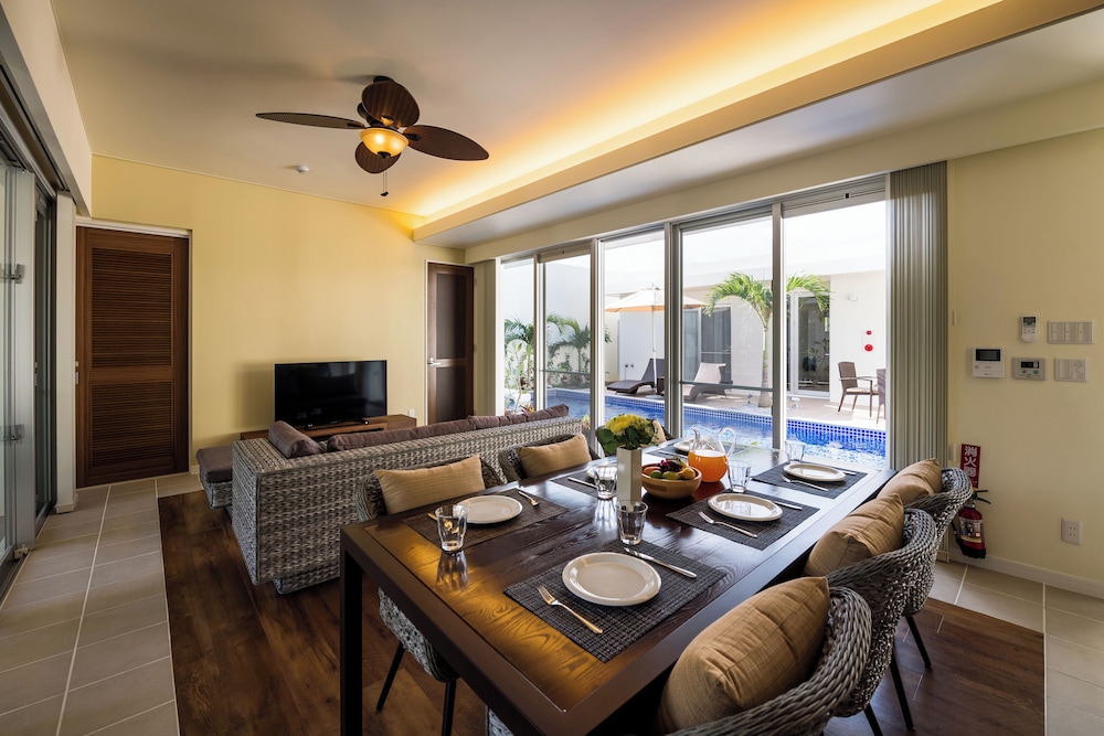 スイートプールヴィラ 禁煙 リビング エリア0 | プールヴィラ 屋我地島 - COLDIO PREMIUM