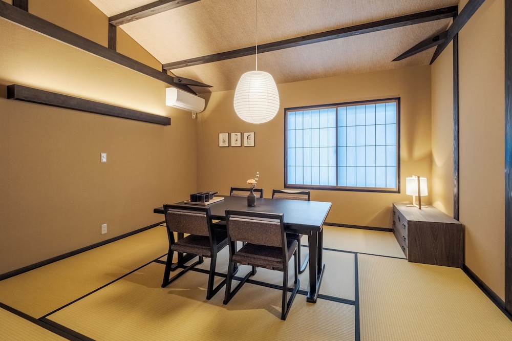 ラグジュアリー ヴィラ ガーデンビュー 客室内のダイニングエリア0 | ROJIYU KYOTO