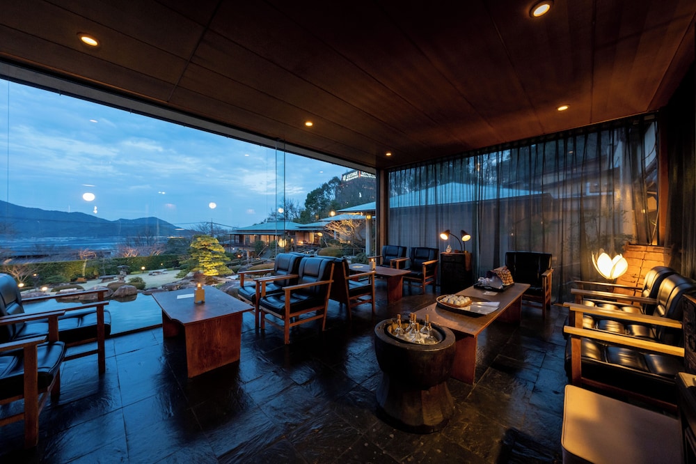 ロビーラウンジ1 | 庭園の宿 石亭 ロビーラウンジ1 | 庭園の宿 石亭