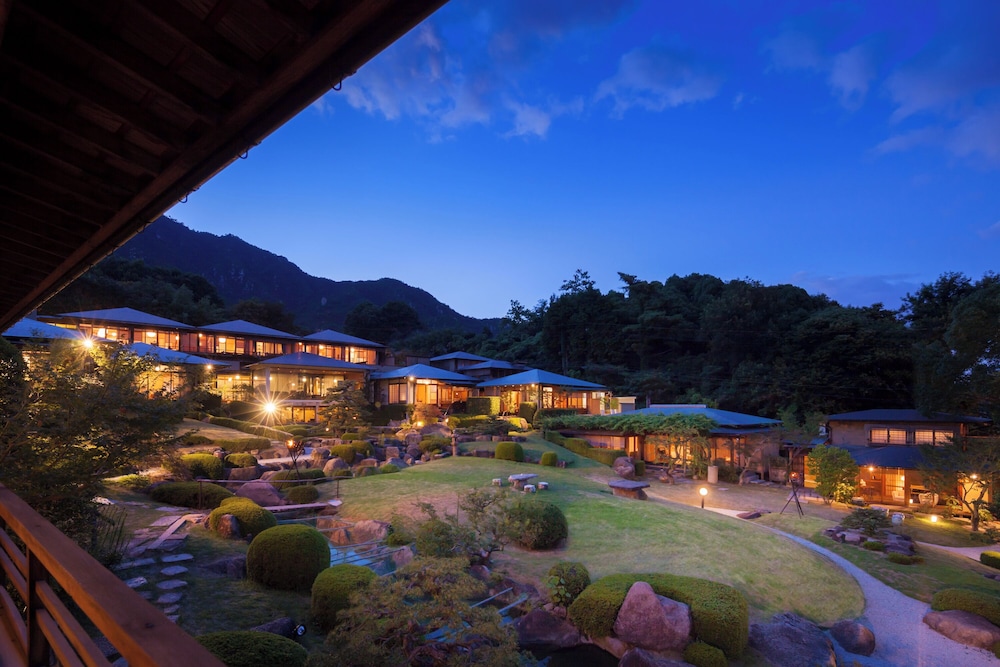 スイート ガーデンビュー 大観 (禁煙) バルコニーからの眺望0 | 庭園の宿　石亭