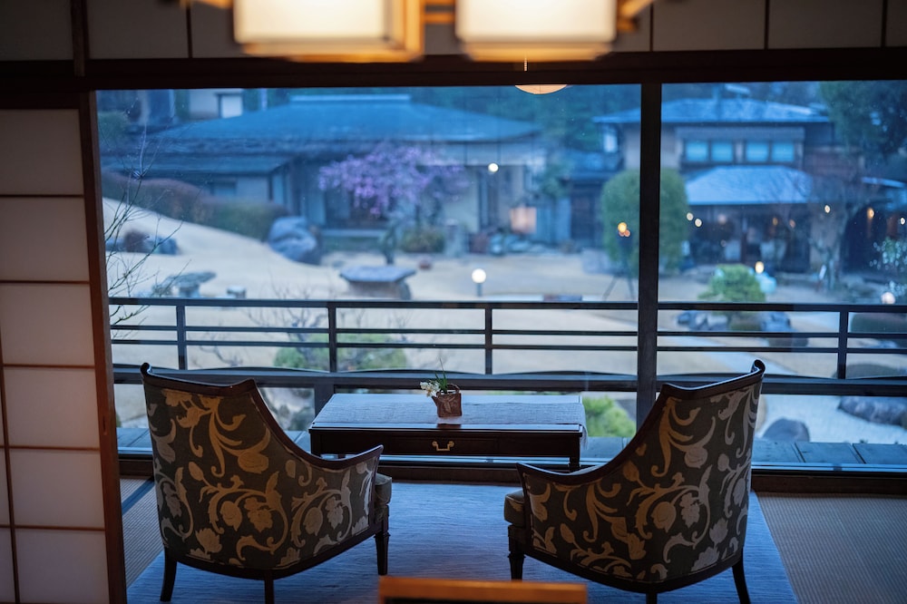 スイート ガーデンビュー 大観 (禁煙) バルコニーからの眺望2 | 庭園の宿　石亭